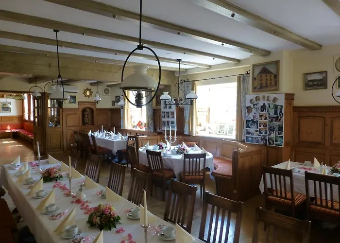 Schlosswirt Etting מלון